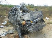 Carro ficou totalmente destruído