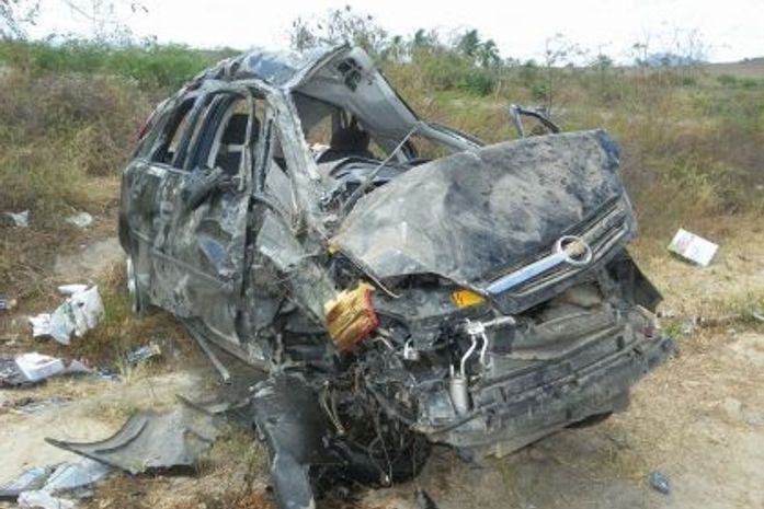 Carro ficou totalmente destruído