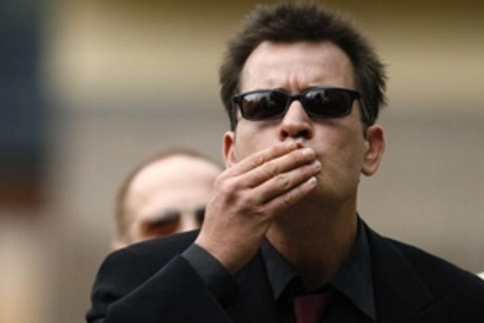 Charlie Sheen processa atriz pornô por extorsão