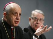 O monsenhor Rino Fisichella e o porta-voz do Vaticano, Federico Lombardi, durante entrevista nesta terça-feira (23) no Vaticano. 