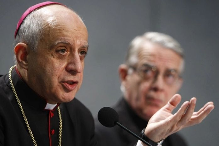 O monsenhor Rino Fisichella e o porta-voz do Vaticano, Federico Lombardi, durante entrevista nesta terça-feira (23) no Vaticano.