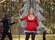 Vestida de mamãe Noel, Mariah Carey grava especial de Natal