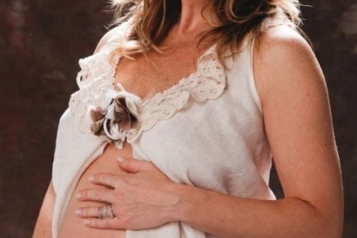 Letícia Spiller mostra o barrigão e já planeja outro bebê