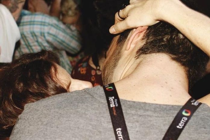 Revista flagra beijo de Debora Bloch e Sérgio Marone