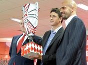 Meses após o título, Giuliano recebe o prêmio de melhor jogador da Libertadores