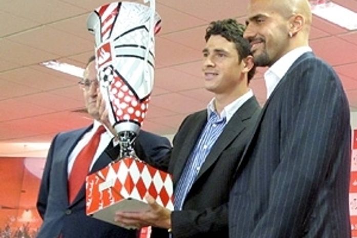 Meses após o título, Giuliano recebe o prêmio de melhor jogador da Libertadores