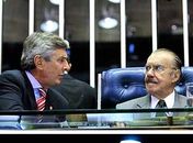 Fernando Collor  e José Sarney ignoram José Serra no plenário