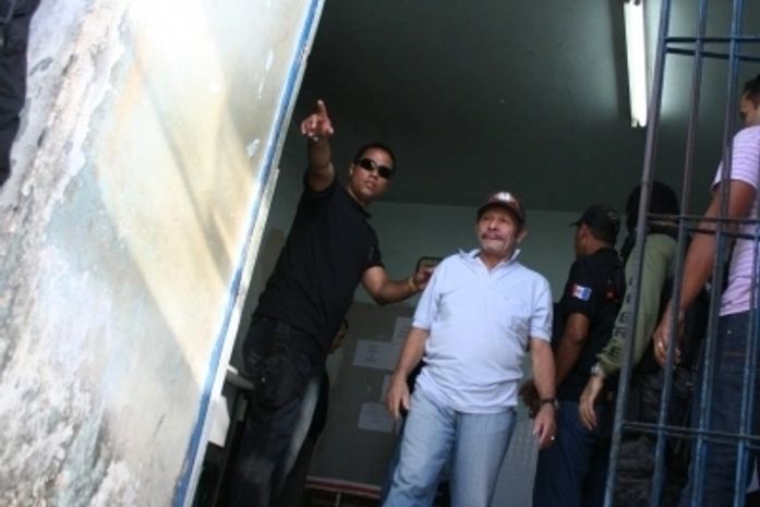 Policial civil orienta preso na saída da delegacia