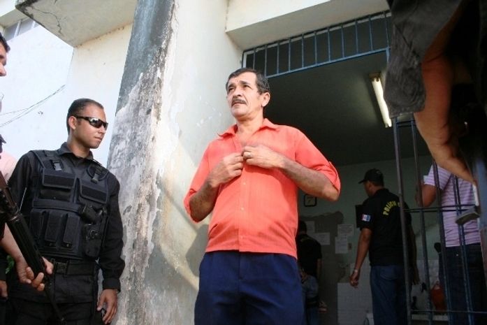 Saída acompanhada de perto por policiais civis e militares