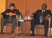 Joe Jackson ao lado do produtor e amigo da família Leonard Lowe, durante coletiva de imprensa realizada em São Paulo na manhã desta quinta-feira (25). 