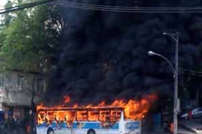 Ônibus foi incendiado nesta quinta na Tijuca