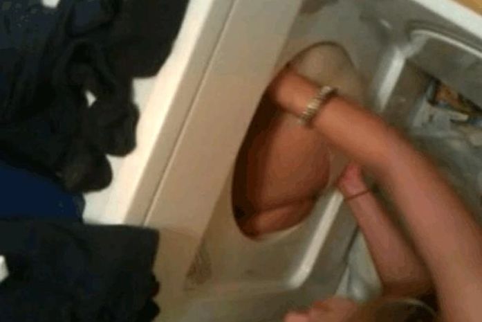 Vídeo mostra garota entalada em máquina de secar roupa