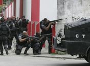 No 3º dia de cerco, polícia passa a ocupar o Conjunto do Alemão