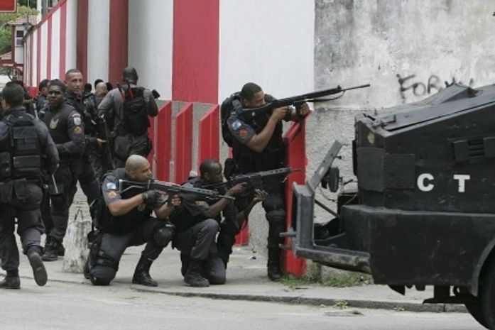 No 3º dia de cerco, polícia passa a ocupar o Conjunto do Alemão