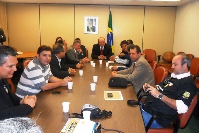 Líderes políticos e militares se reúnem para discutir PEC 30