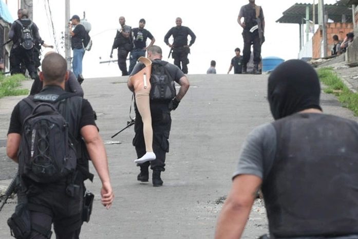 Policiais encontram perna mecânica de traficante na Vila Cruzeiro