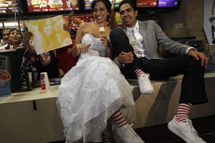 Casal mexicano diz o "sim" dentro de uma filial do McDonald's