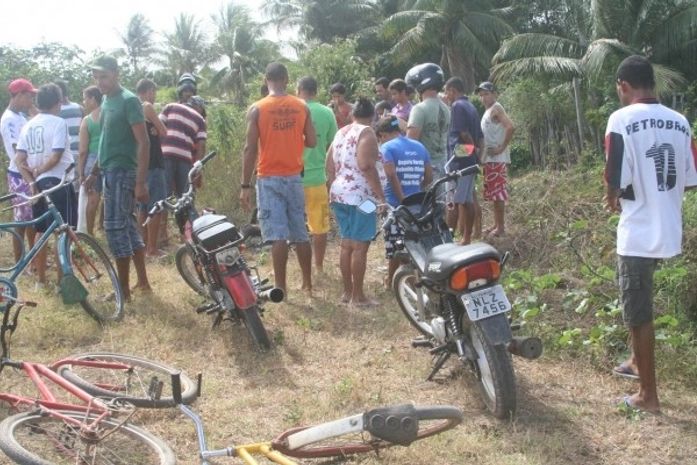 Populares observam cadáver