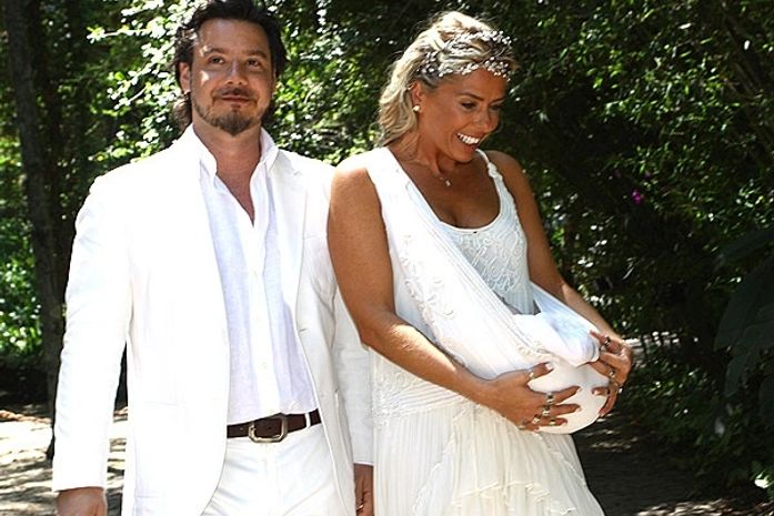 Adriane Galisteu se casa com Alexandre Iódice e batiza o filho