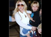 Em aeroporto, filho faz manha no colo de Britney
