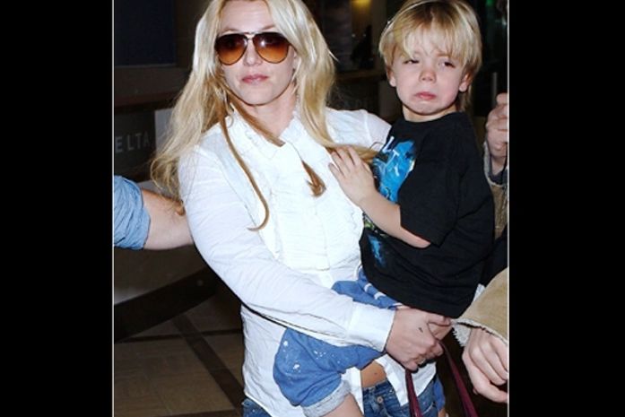 Em aeroporto, filho faz manha no colo de Britney