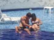 Jonatas Faro faz carinho na barriga de Danielle