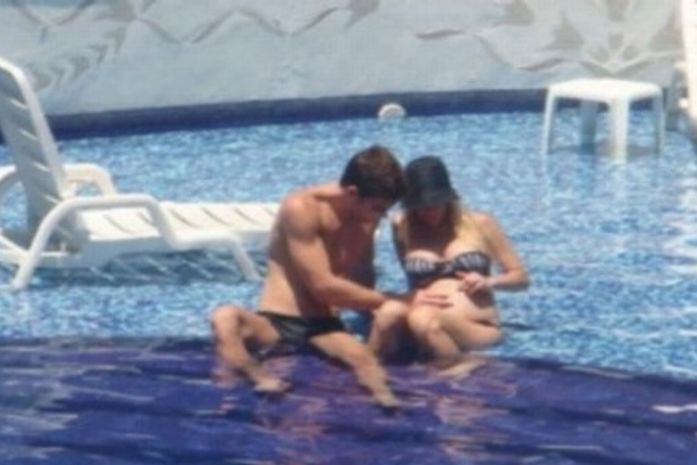 Jonatas Faro faz carinho na barriga de Danielle