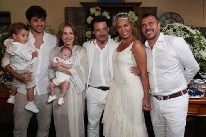 Claudia Leitte chega atrasada para casamento