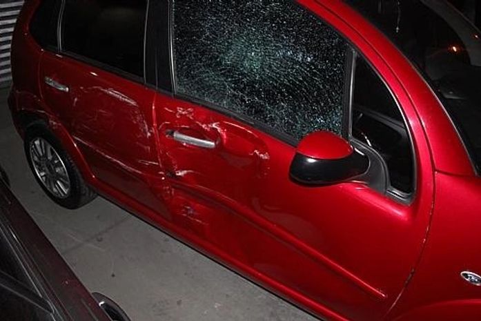 Carro ficou com lateral parcialmente destruída