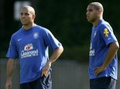 Adriano diz que foi convidado por Ronaldo para jogar no Corinthians