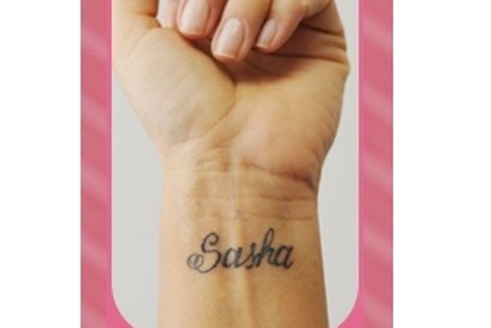 Xuxa tatua o nome da filha, Sasha, e divulga foto na internet