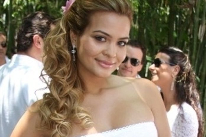 Geisy vira comentário em casamento de Galisteu