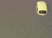 Fusca é coberto pela água no limite entre São Bernardo do Campo e São Paulo 
