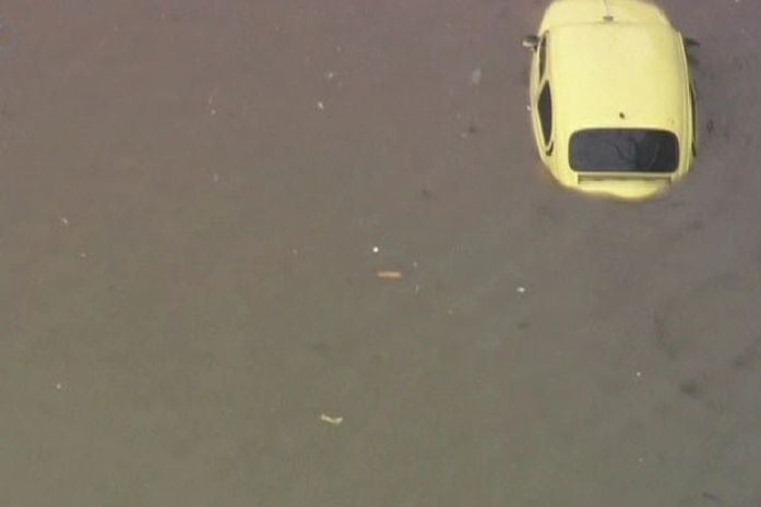 Fusca é coberto pela água no limite entre São Bernardo do Campo e São Paulo