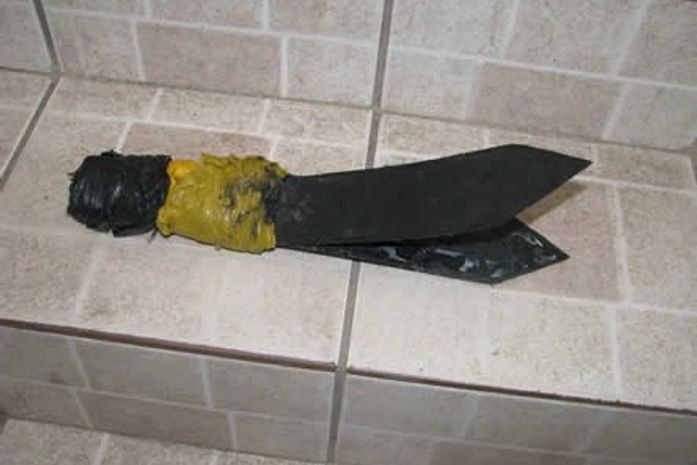 Faca artesanal feita de plástico e lâminas de barbear.