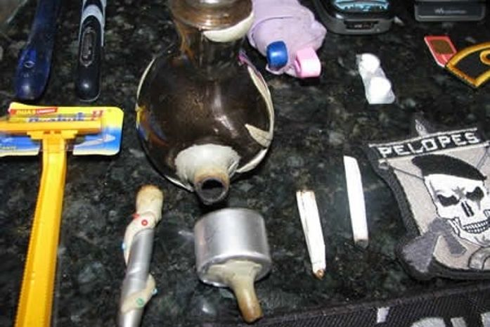 Cachimbo para consumo de crack feito de frasco de perfume.