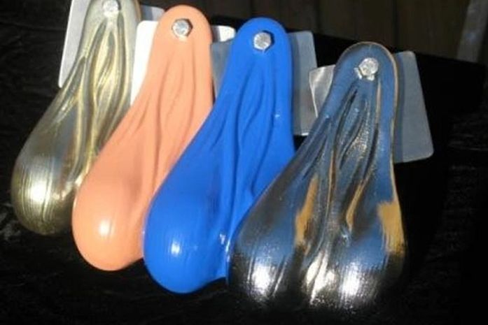 Bombeiro é suspenso por pendurar testículos de plásticos em caminhão