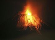 Vulcão Tungurahua expele material incandescente e cinzas no Equador