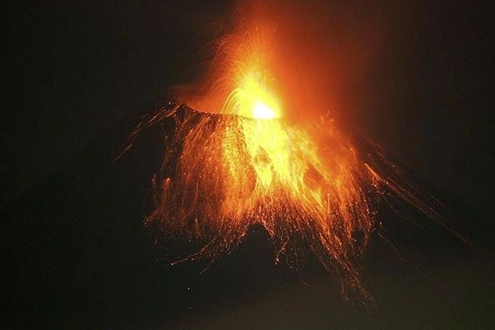 Vulcão Tungurahua expele material incandescente e cinzas no Equador