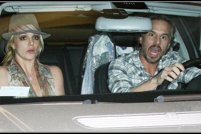 Namorado de Britney Spears se irrita com presença de paparazzi