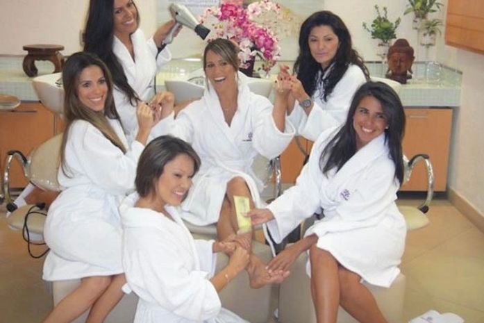 Às vésperas do casamento, madrinhas mimam Fernanda Pontes em spa