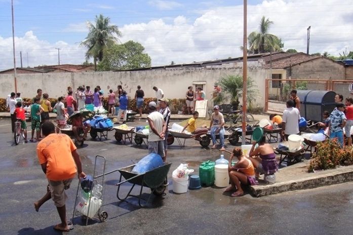 Sem abastecimento, moradores carregam água em garrafas pets
