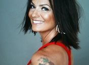 Luiza Brunet exibe tatuagem em homenagem aos filhos em revista