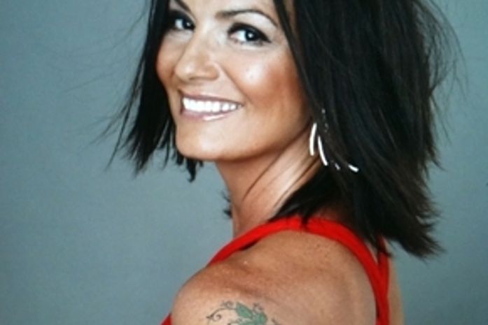 Luiza Brunet exibe tatuagem em homenagem aos filhos em revista