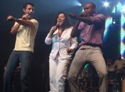 Rodrigo Santoro e Regina Casé se divertem em show de pagode no Rio