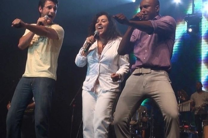 Rodrigo Santoro e Regina Casé se divertem em show de pagode no Rio