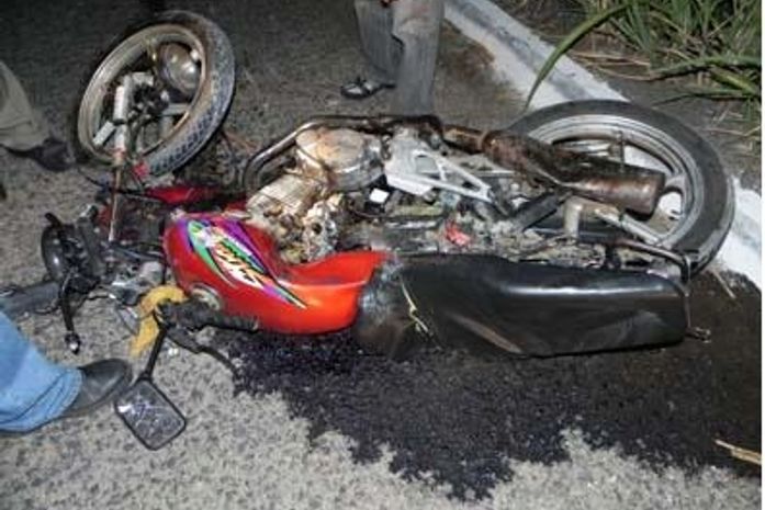 Motocicleta ficou totalmente destruida