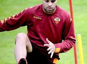 Adriano fratura o úmero e desfalca a Roma por um mês