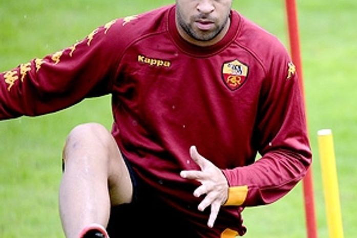 Adriano fratura o úmero e desfalca a Roma por um mês