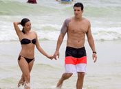 Isis Valverde curte praia e ganha colinho do namorado no mar